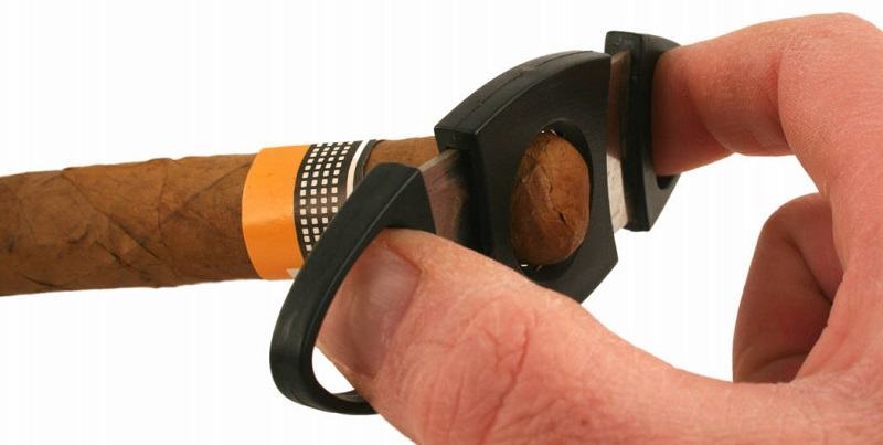 How to cut a cigar